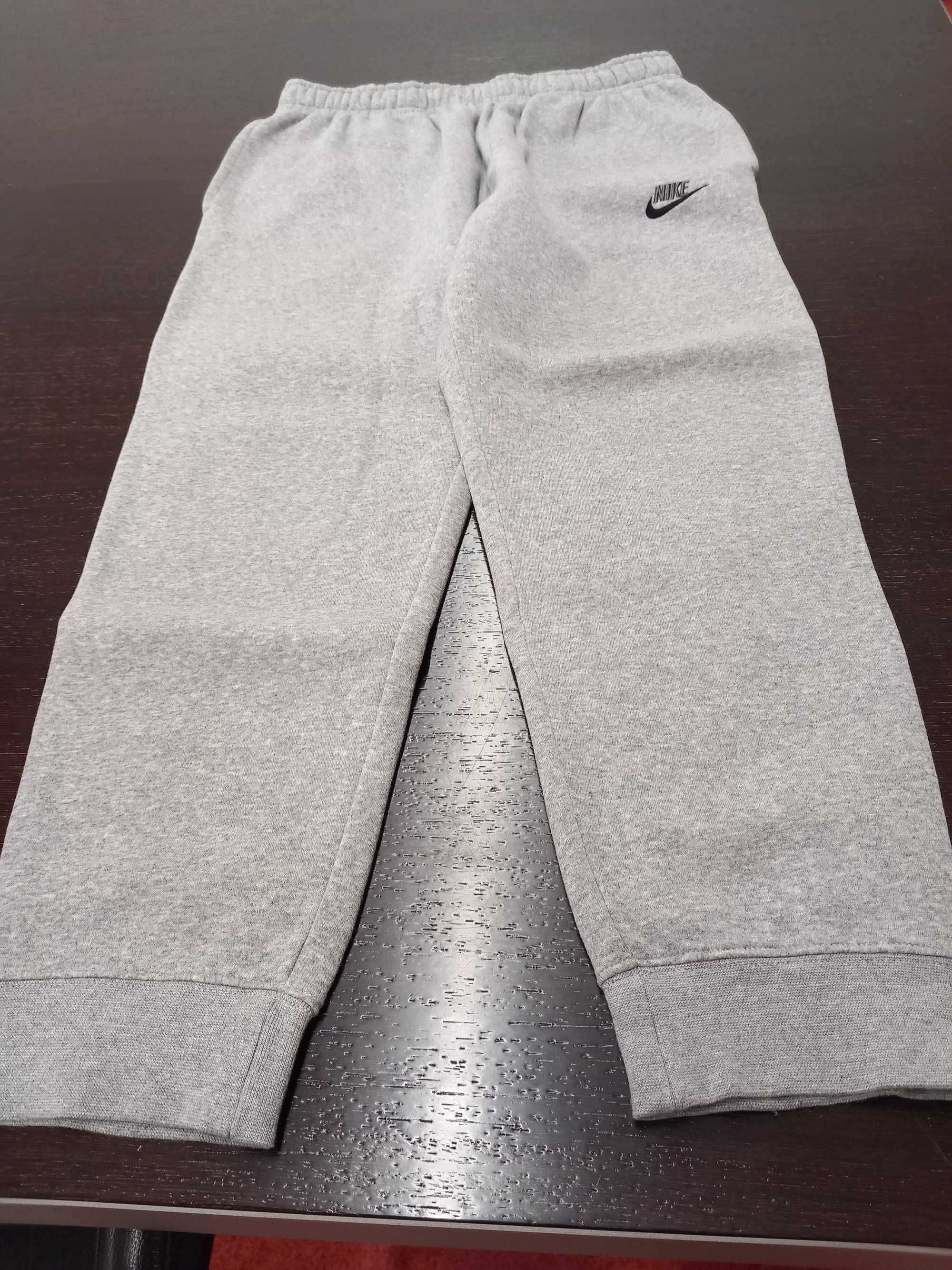 Calças de fato treino Nike cardadas por dentro.