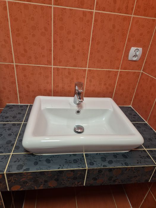 Umywalka nablatowa z baterią