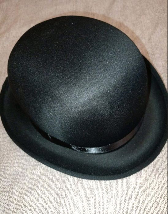 Боа і шляпи для декору або вечірки.