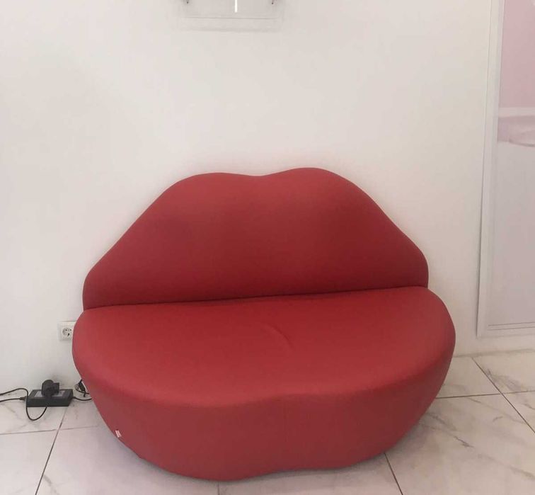 Диван в формі губ