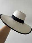 Chapeu branco e preto
