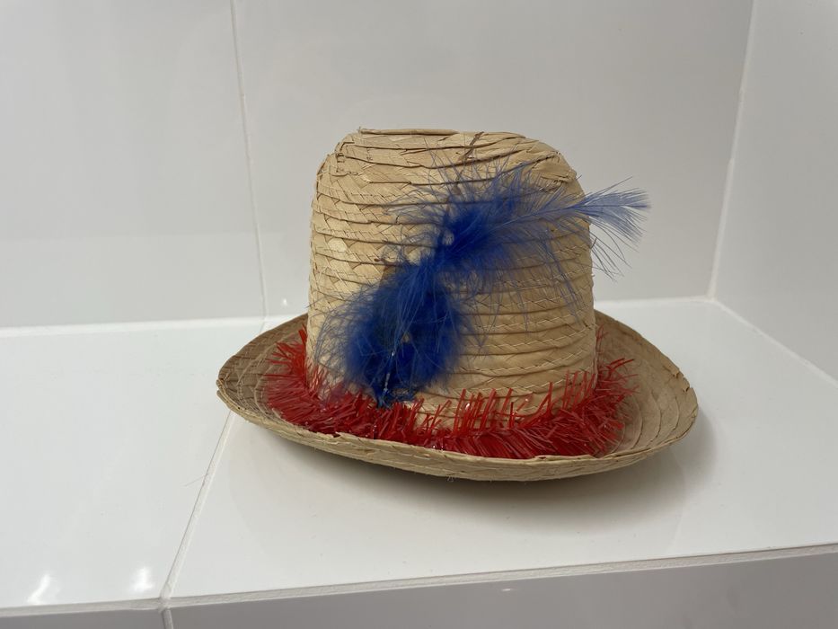 Słomkowy kapelusz hawajski mały z piórkiem