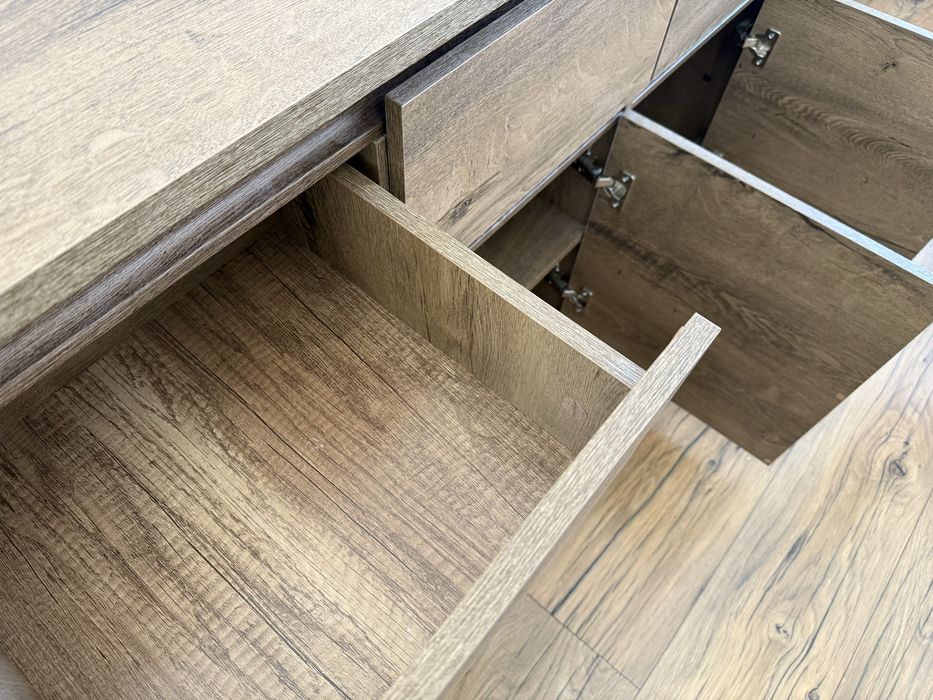 Kredens VEDDE JYSK ciemny dąb dziki