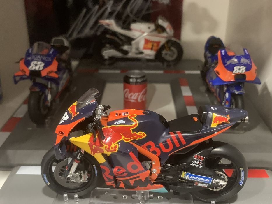 Miniaturas capacete e motos