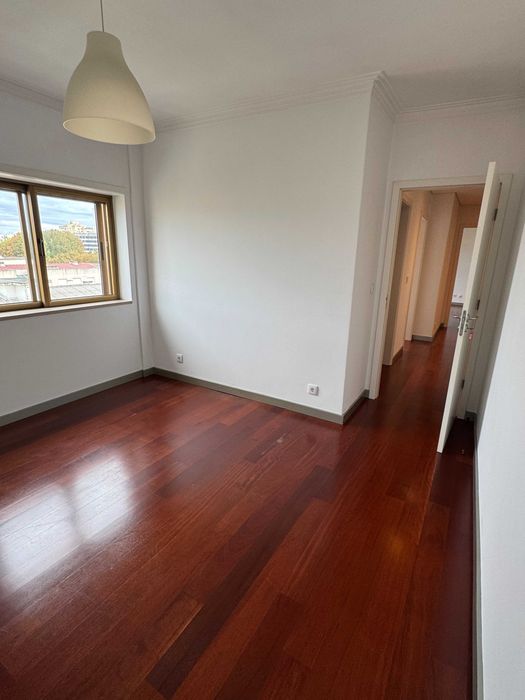 Apartamento T3 +1 Com 2 lugares de garagem ao Monte dos Burgos