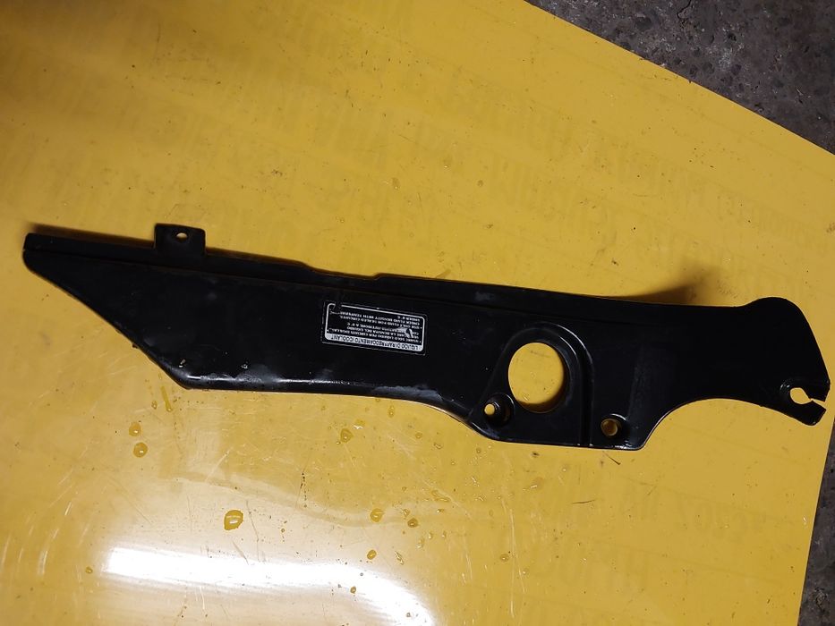 Plastik z otworem na wlew płynu chłodniczego owiewka osłona aprilia rs