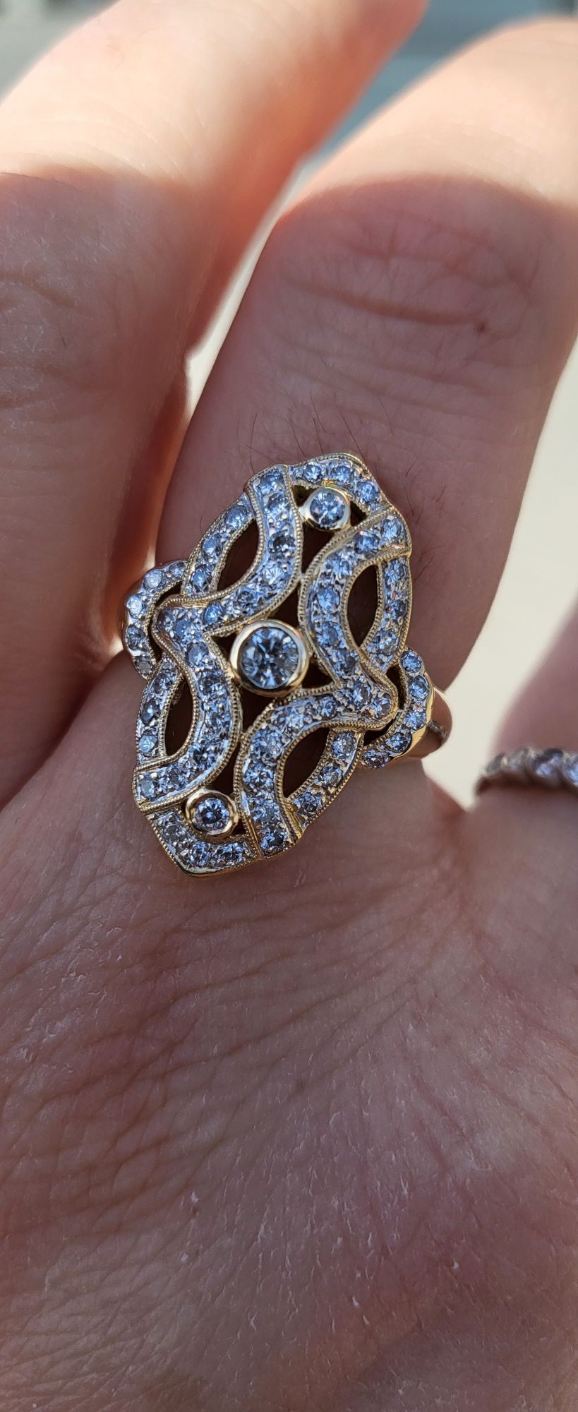 Шикарное золотое кольцо с бриллиантами Бриллианты