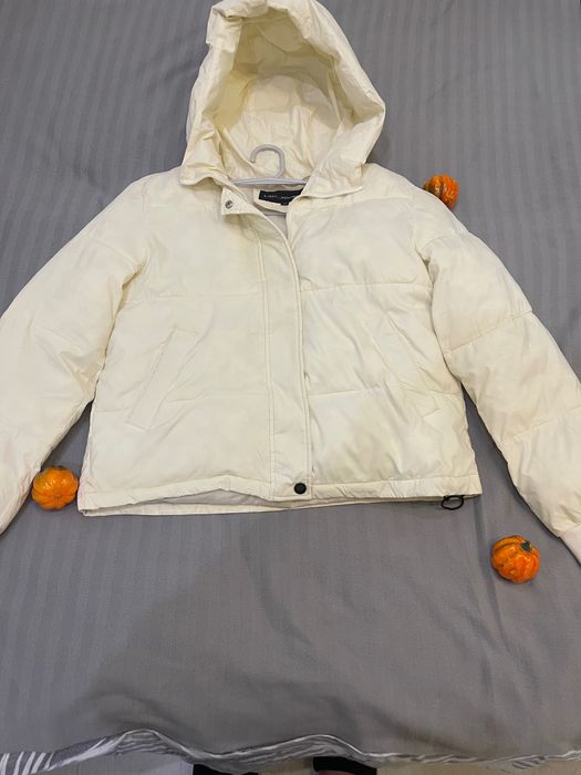 Продам куртку молочно- білого кольру