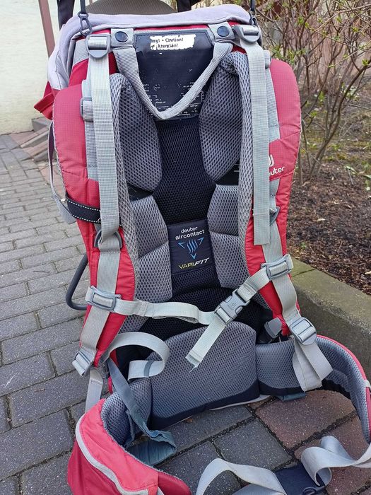 Nosidło górskie Deuter Comfort II z daszkiem i ponczem przeciwdeszcz