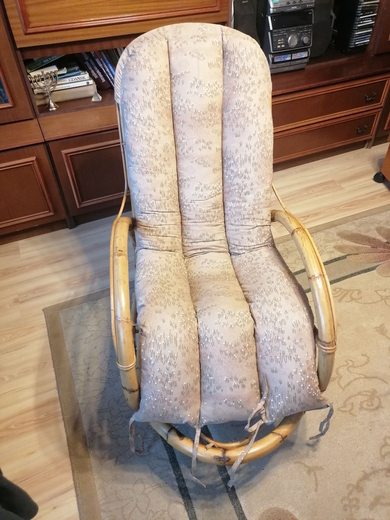 Fotel bujany z rattanu
