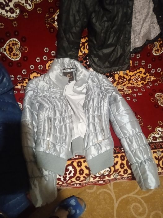 Куртки жіночі в чудовому стані