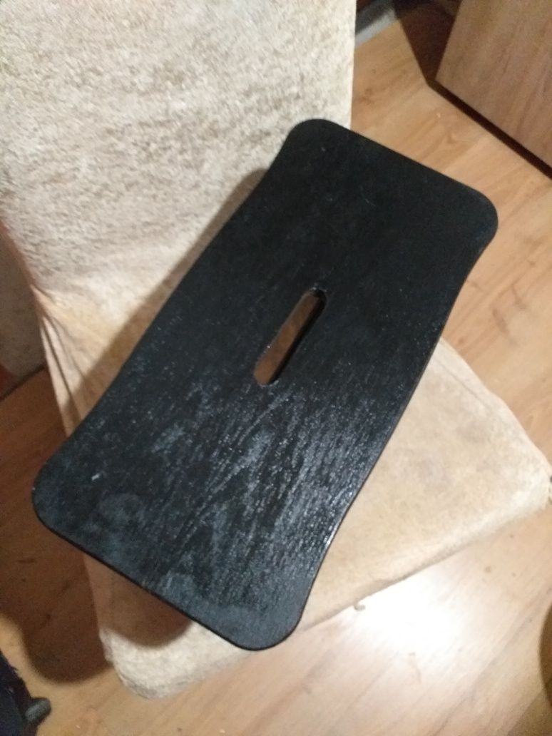 Mały taboret lekko uszkodzony