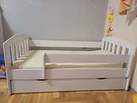 Łóżko dziecięce z szufladą i materacem białe.