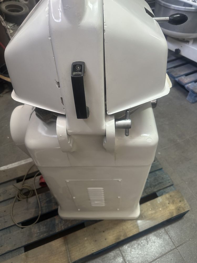 Divisora semi-automática marca (Maquindal)