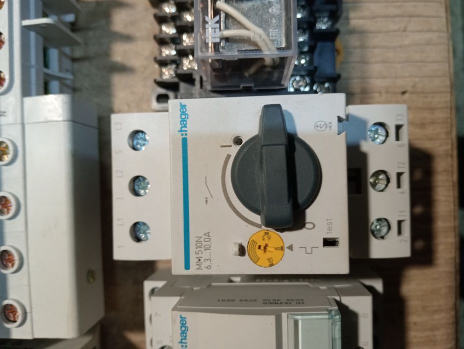 Автоматичні вимикачі, автоматика