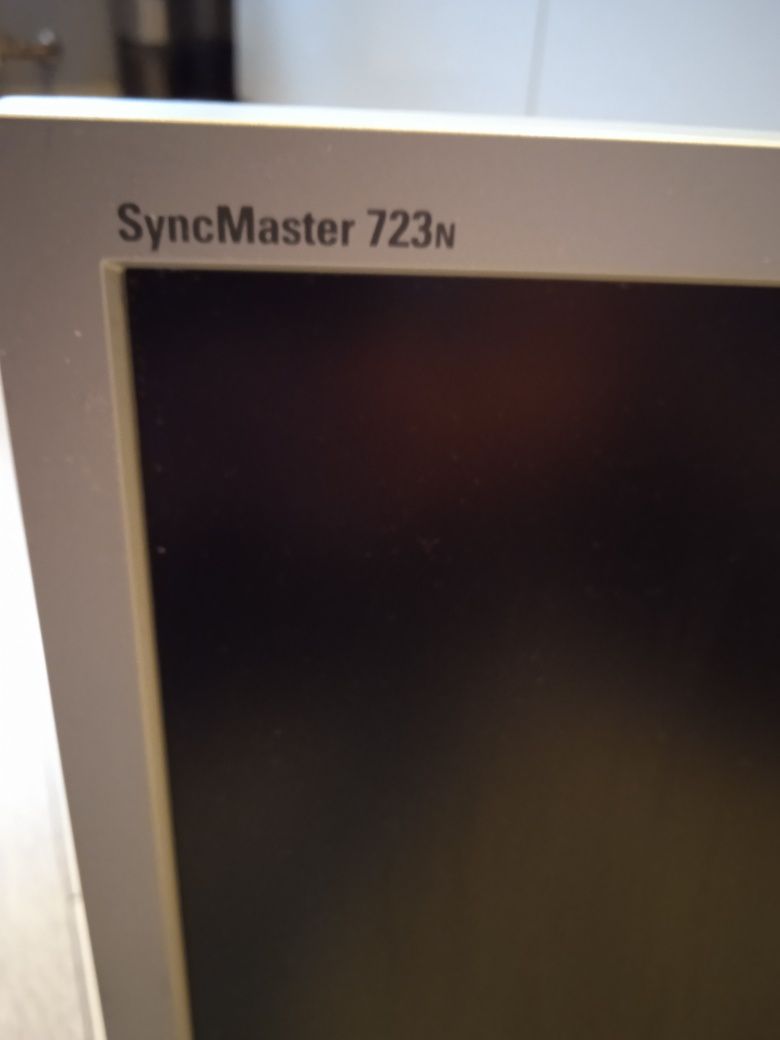 Monitor Syn master 723N