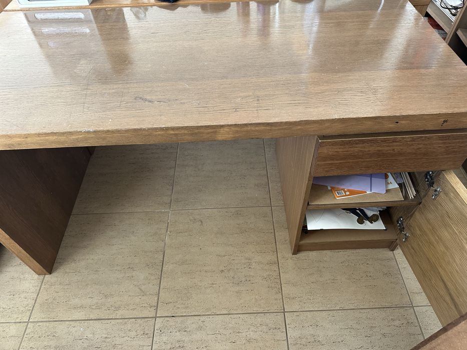 Secretaria castanha do ikea