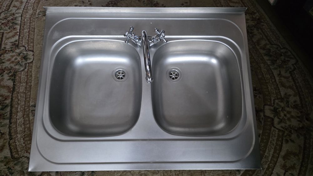 Zlewozmywak dwukomorowy z baterią