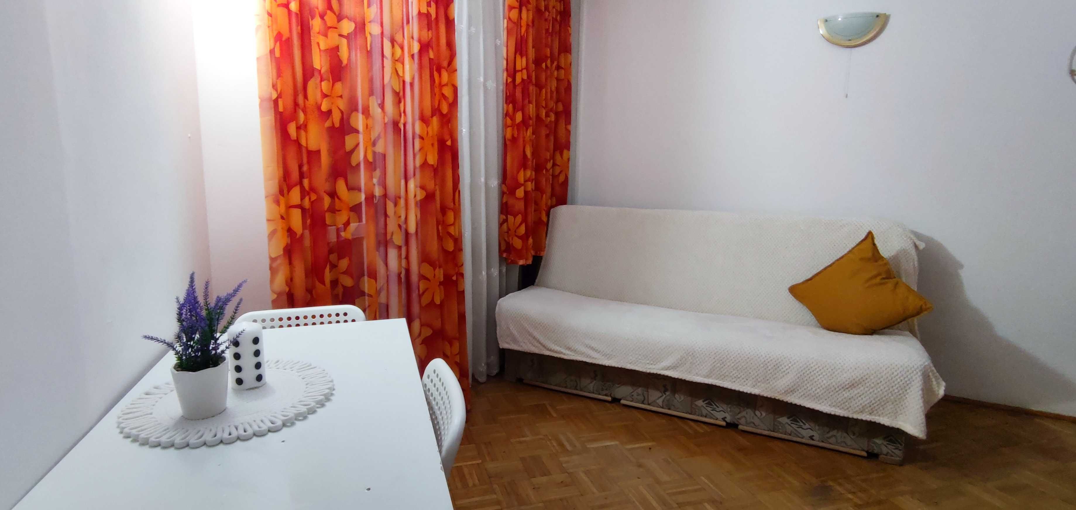 Fajny duży pokój do wynajęcia na Pradze - Południe. Pokój ma balkon.