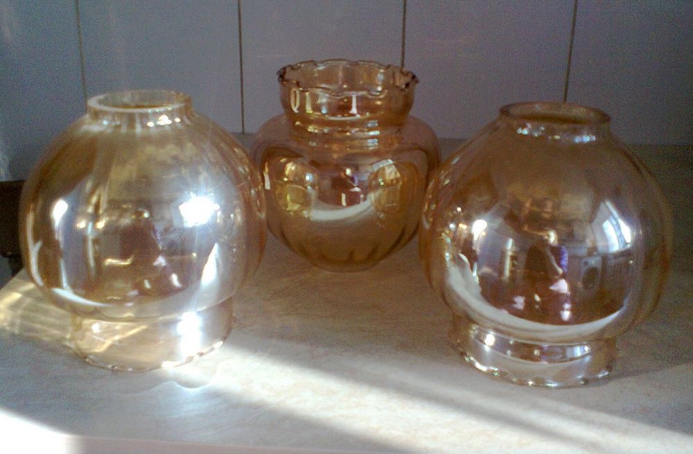 ПЛАФОНЫ   2шт .бежевые перламутровые + 1шт. белый рельефный.