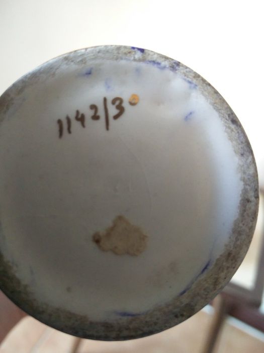 2 jarras de porcelana e um púcaro