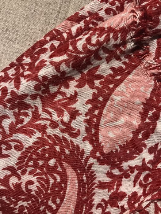 Czerwony szal Massimo Dutti wzór paisley