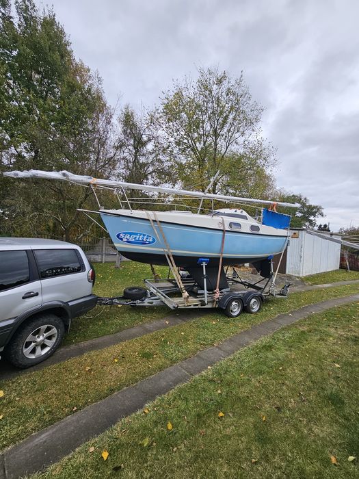 Jacht Sagitta z przyczepą