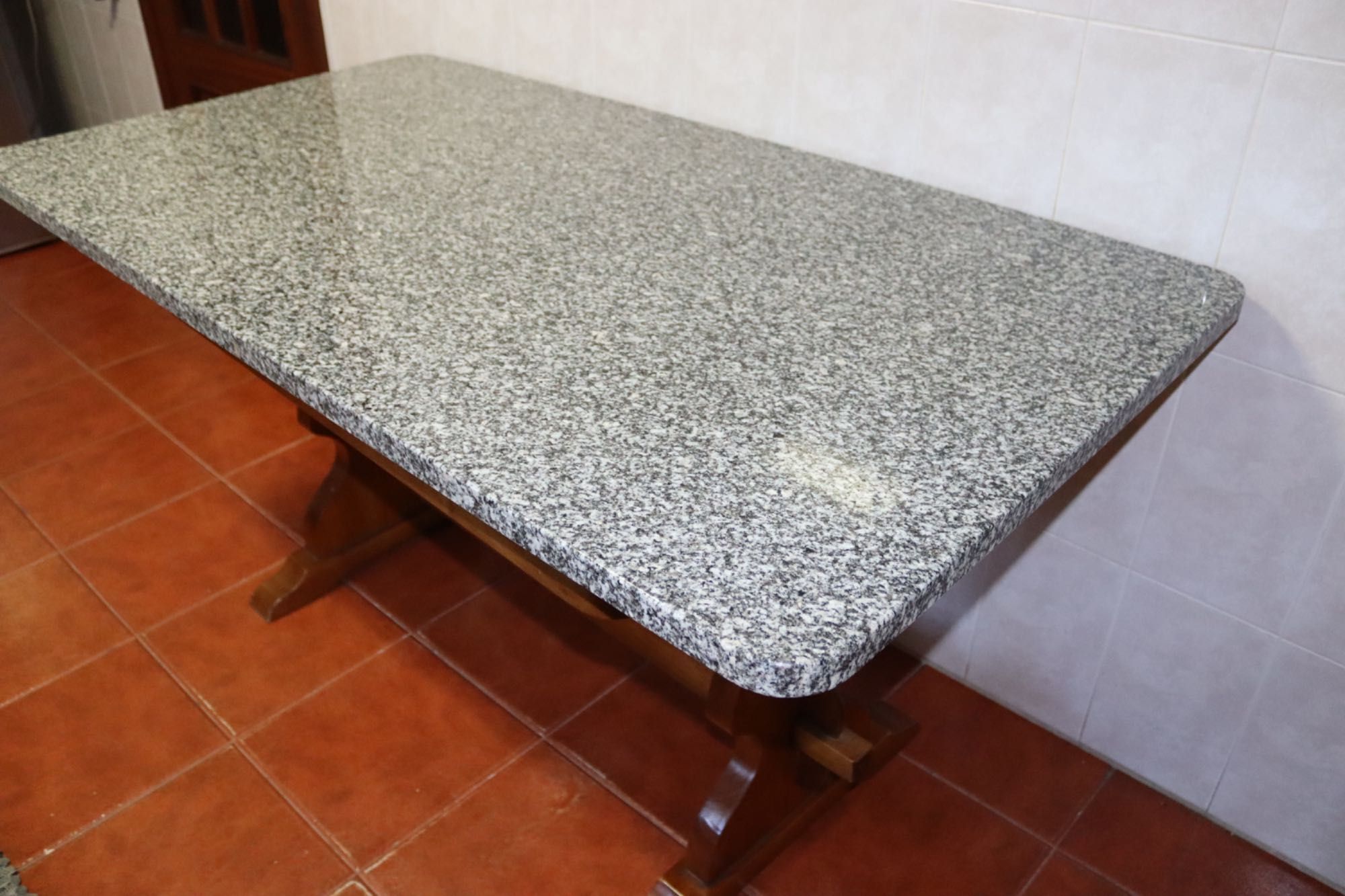 Mesa em granito de cozinha