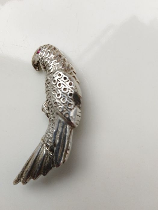 Stara broszka papuga z czerwonym oczkiem srebro 925