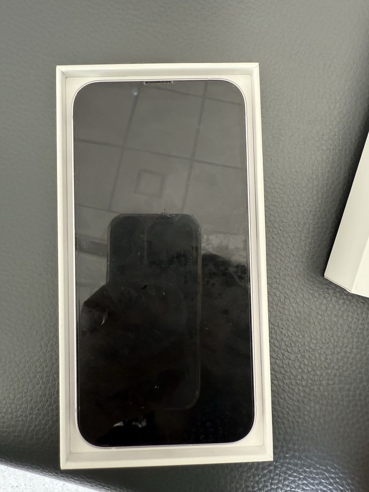 iPhone 14 em caixa