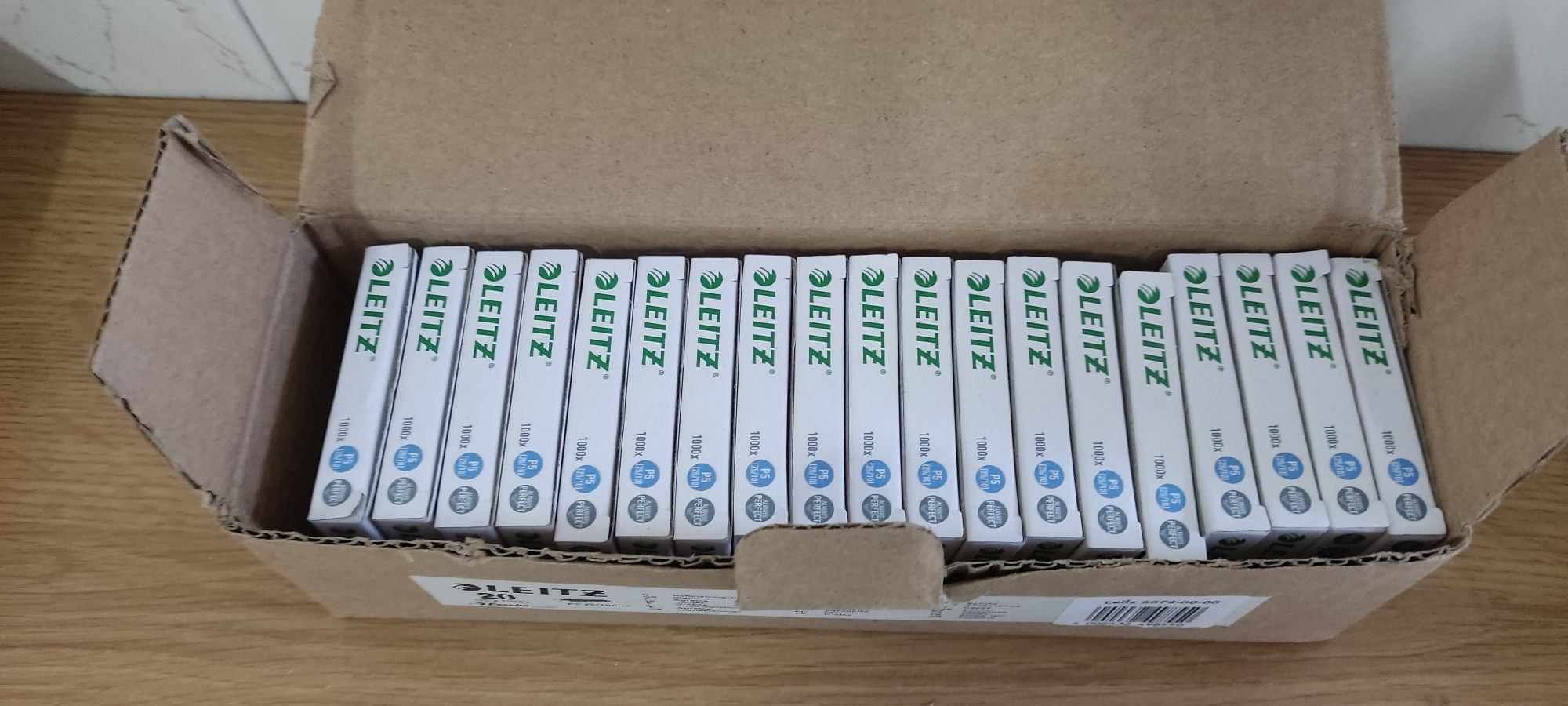 Caixa com 20 caixas de agrafes da " Leitz"