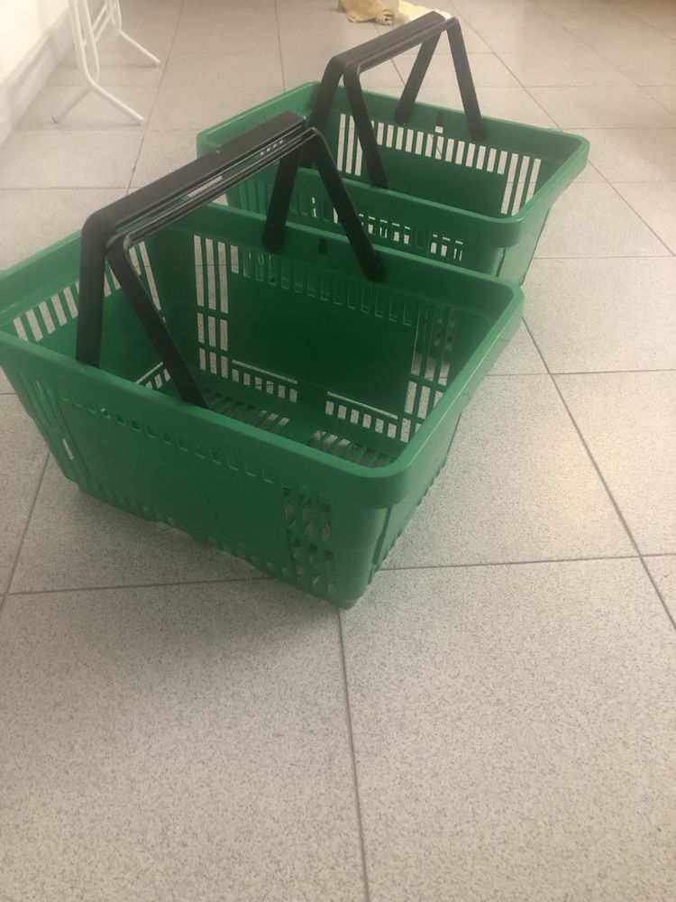 Dois cestos de supermecado