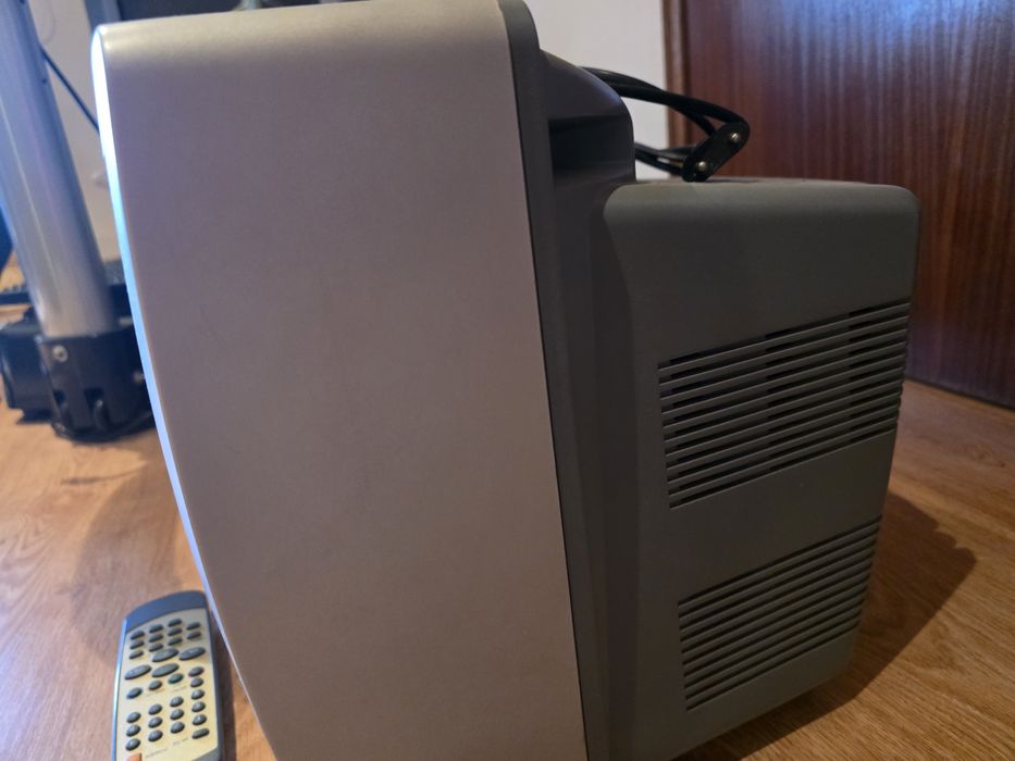 Vendo 3 televisões a funcionar