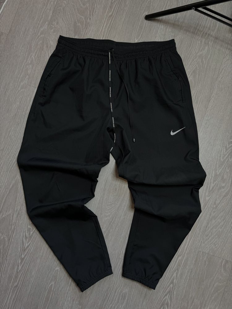 Спортивні нейлонові штани Nike