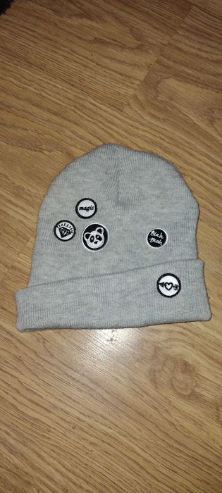 Czapka unisex z naszywkami