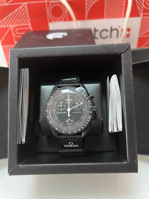 Omega x Swatch Snoopy SO33B700 - Czarny zegarek z kosmicznym Snoopy