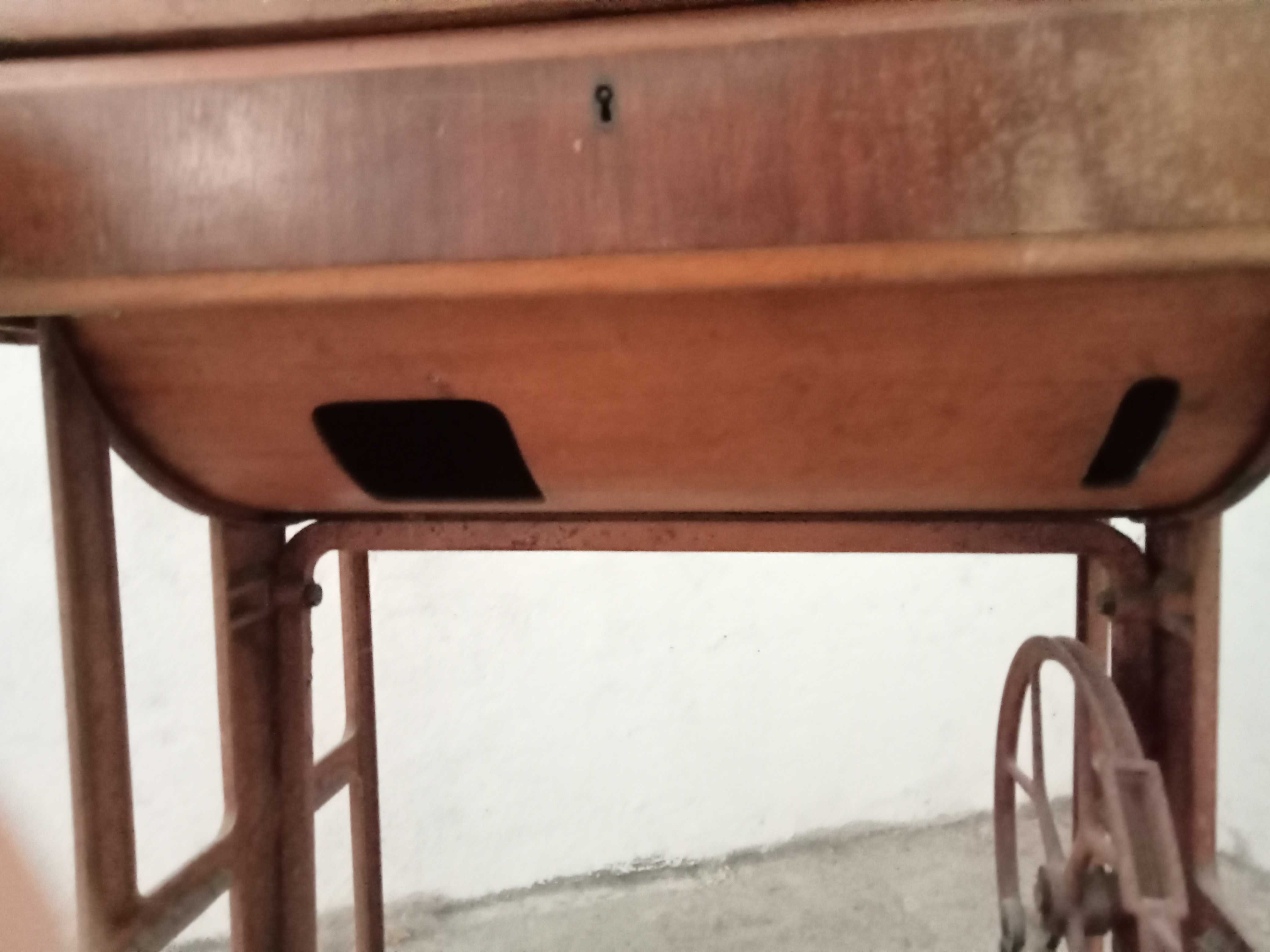 Máquina de costura OLIVA e mesa costura (+ 50 anos)