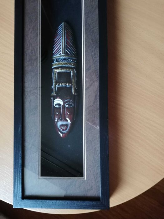 afrykańska maska w ramie drewniana rzeźbiona w czarnej ramce obraz