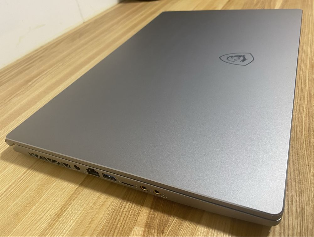 MSI P75 Creator 9SF | i9-9 | RTX 2070 MAX-Q| 32 | 1 tb | 17”
