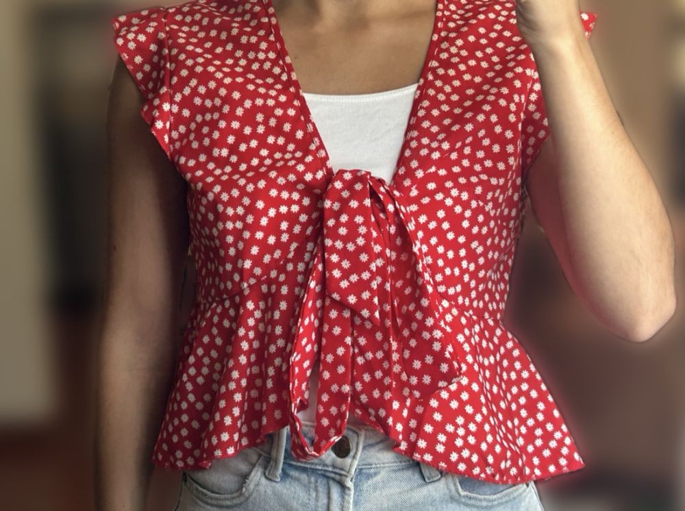 Top vermelho e branco com laço