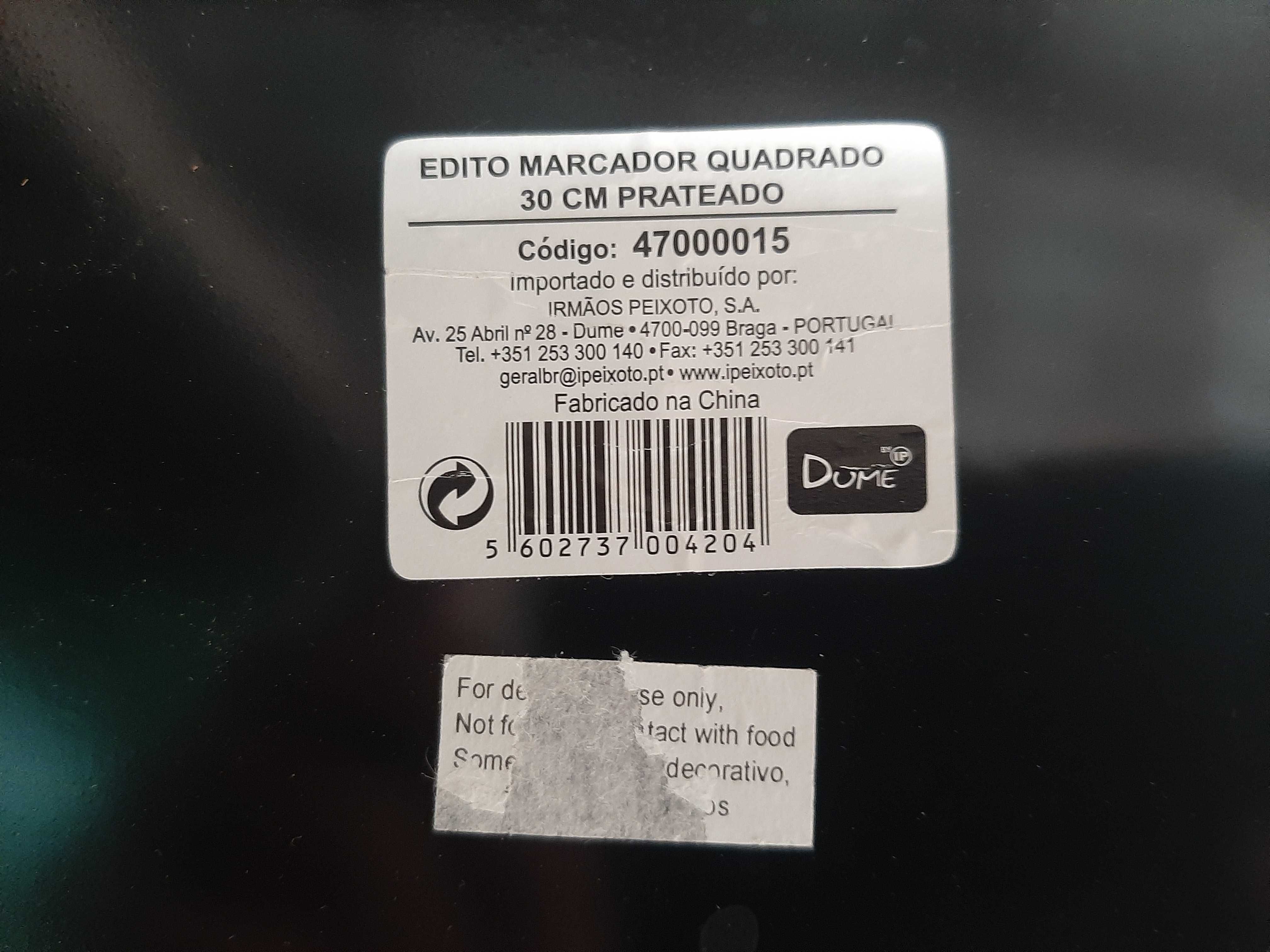 Emblema DAF , 2 fitas métricas novas e aplique.