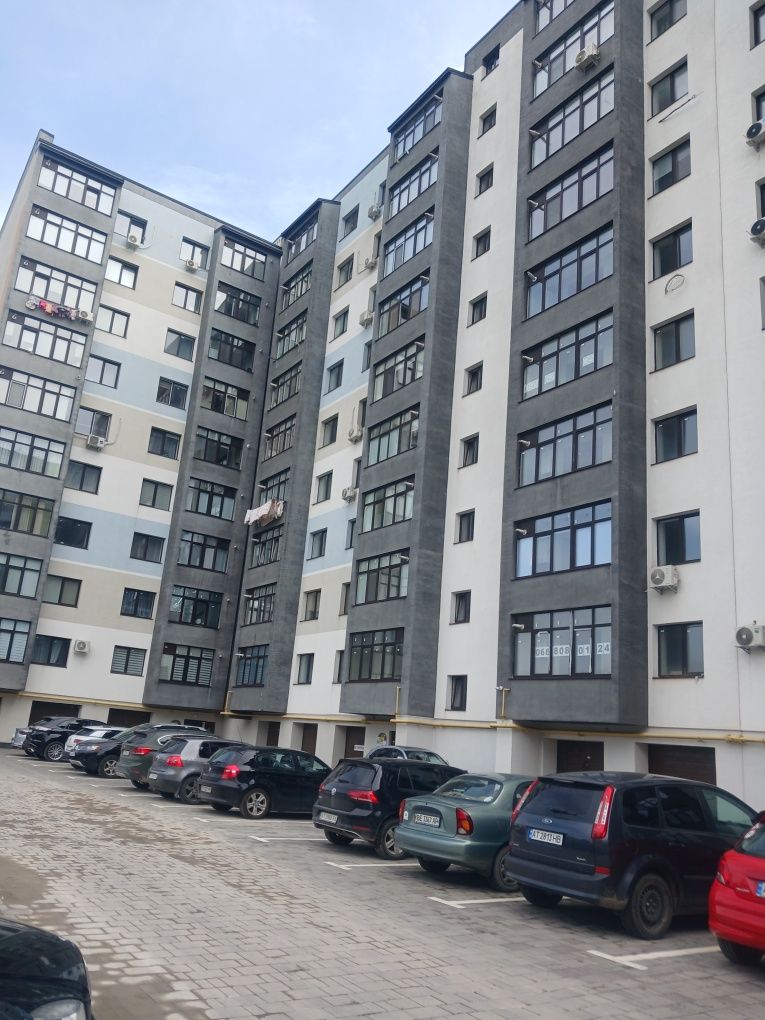 Велика 2х кімнатна 3-й поверх  в центрі міста