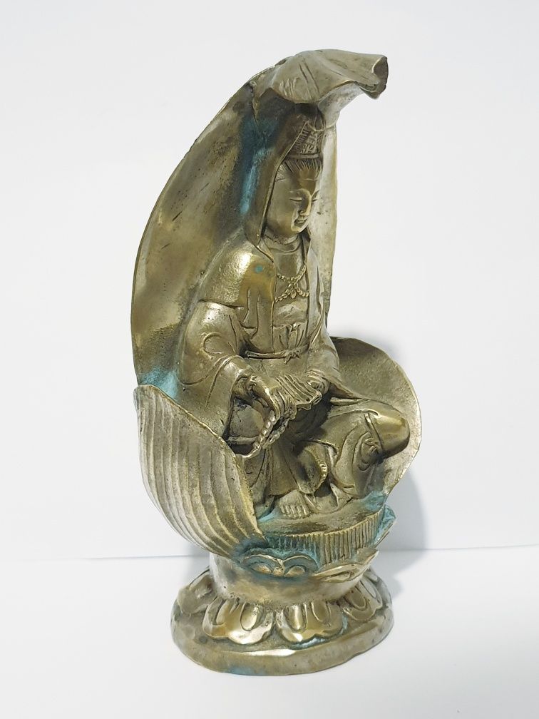 Fantastica antiga escultura asiática- Deusa Guanyin em flor lótuss
