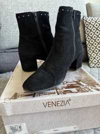 Zamszowe buty na obcasie firmy Venezia