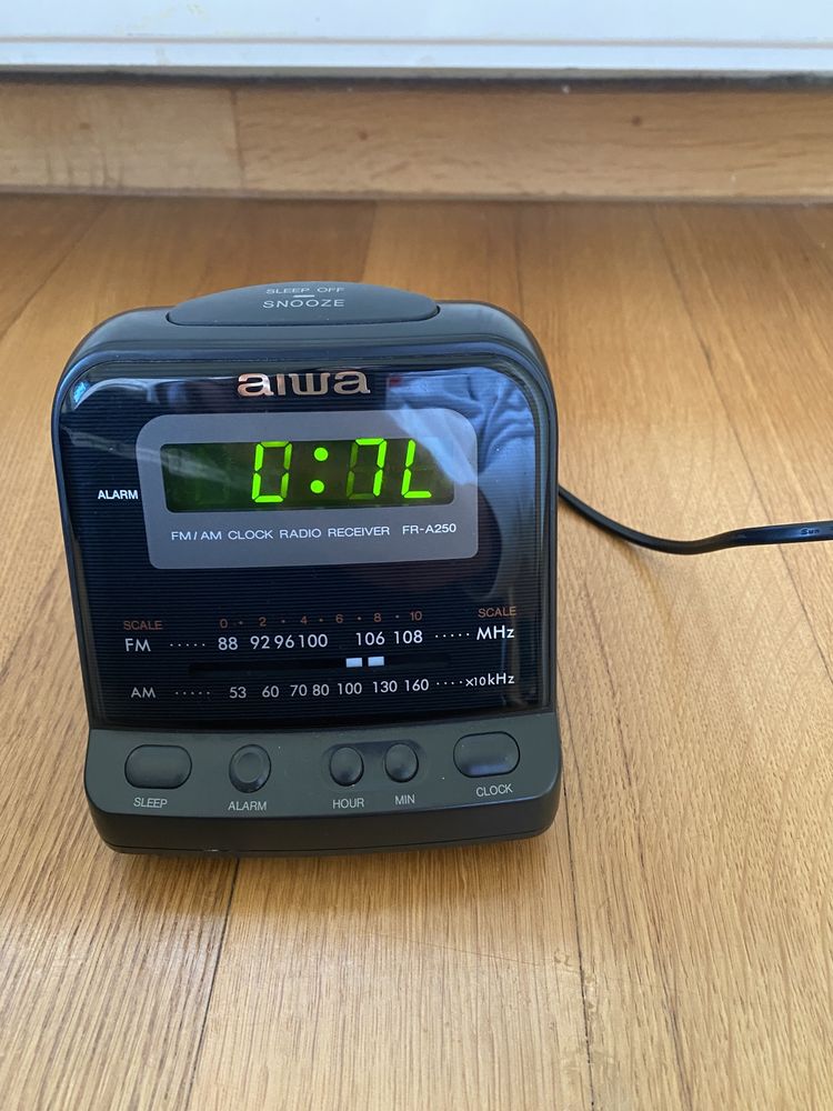 AIWA solidny japoński radio budzik alarm zegar AM/FM drzemki idealny