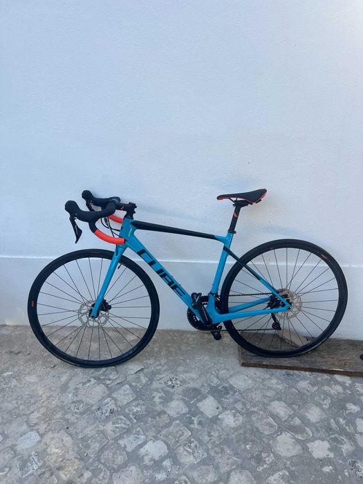 Bicicleta de estrada CUBE Attain Race Disc – como nova