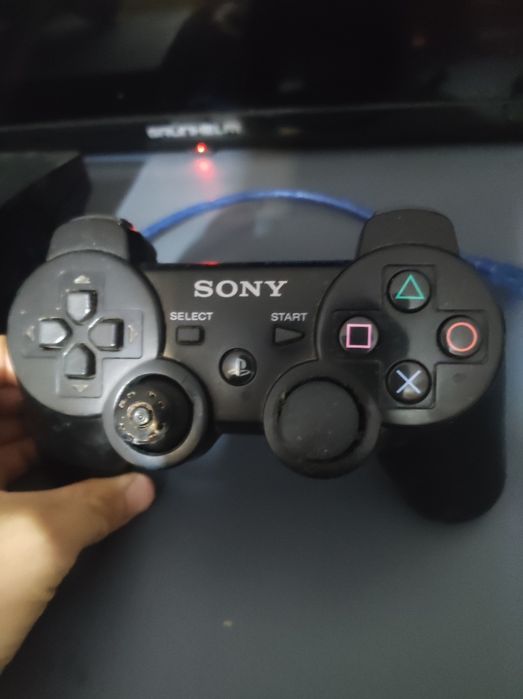 Продам PlayStation 3 2 джойстика и один шнур и два шнура подключение..