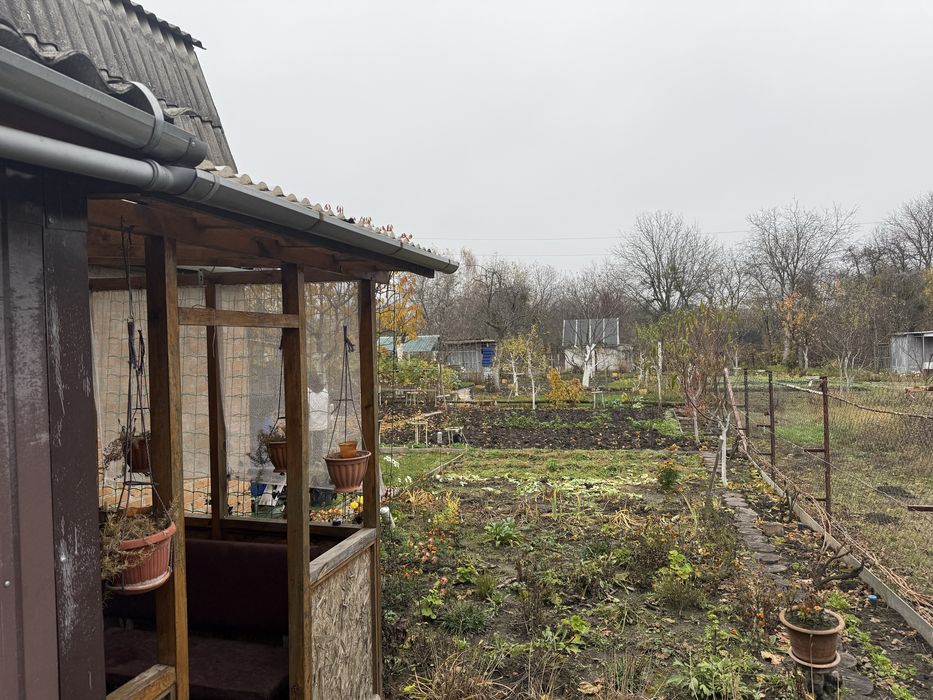 Дача з будинком в тихому місці