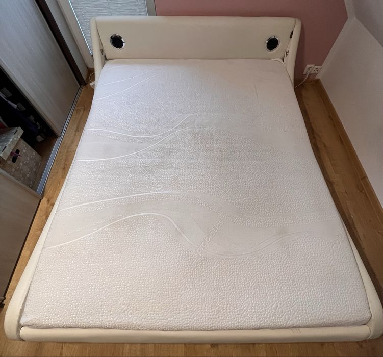 Łóżko z materacem i glośnikami