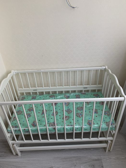 Дитяча кроватка з маятником